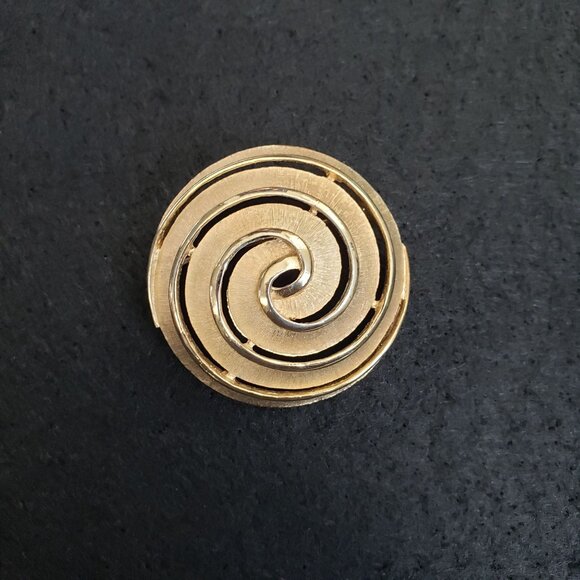 Vintage Crown Trifari Gold-Tone Spiral Swirl Brooch Pin 2" Round - Picture 2 of 12